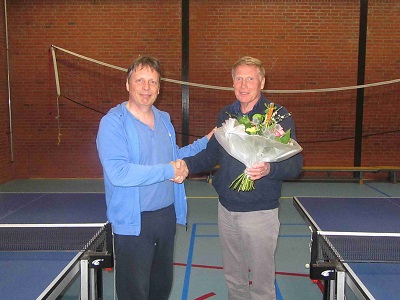 Op deze afbeelding neemt arthur van Dorst de bloemen in ontvangst