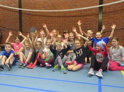 Hier staat een foto van deelnemers aan het kindertafeltennisfeest.