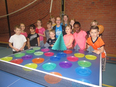 Hier staat een foto van de kinderen tijdens het tafeltennisfeest.