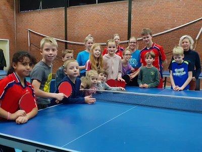 Op deze foto ziet u de glimlachende kinderen tijdens het kindertafeltennisfeest.