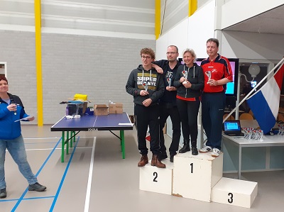 Op deze foto wordt het podium weergegeven met Hetty en Gerard bovenaan.